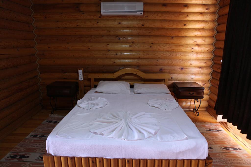 Woodline Hotel Гьонюк Екстериор снимка