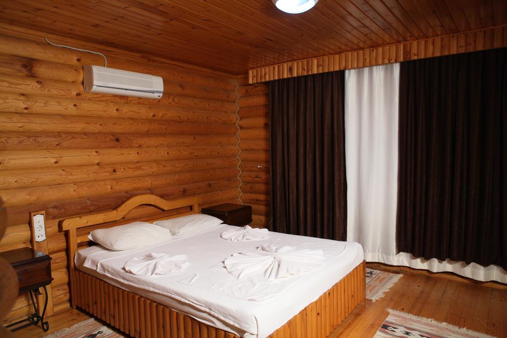 Woodline Hotel Гьонюк Екстериор снимка