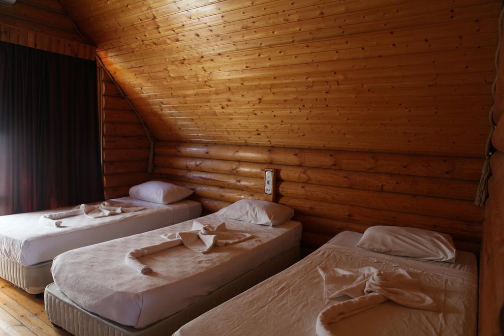 Woodline Hotel Гьонюк Екстериор снимка