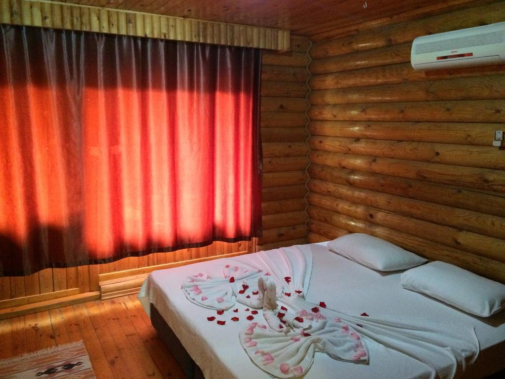 Woodline Hotel Гьонюк Екстериор снимка