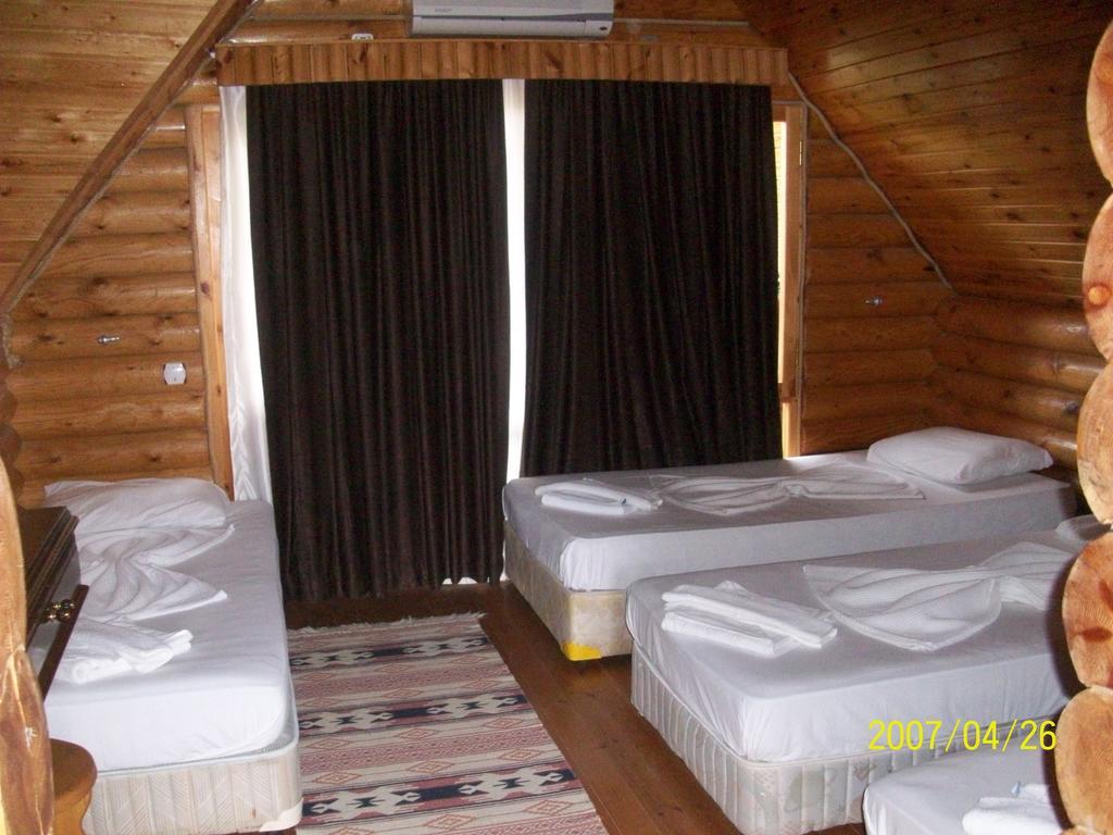 Woodline Hotel Гьонюк Екстериор снимка