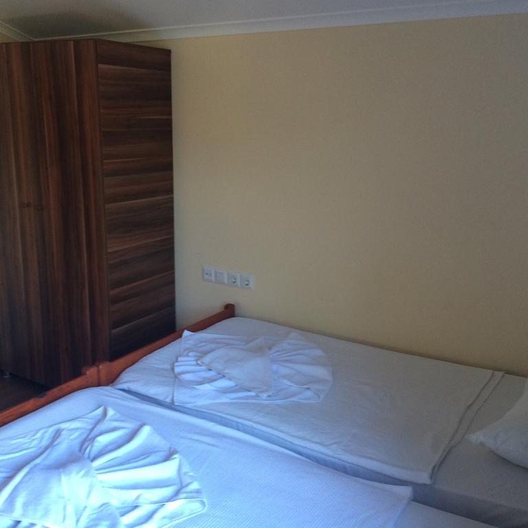 Woodline Hotel Гьонюк Екстериор снимка