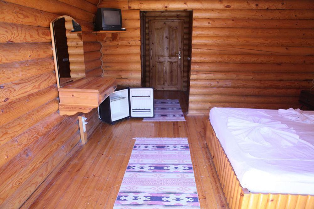 Woodline Hotel Гьонюк Екстериор снимка