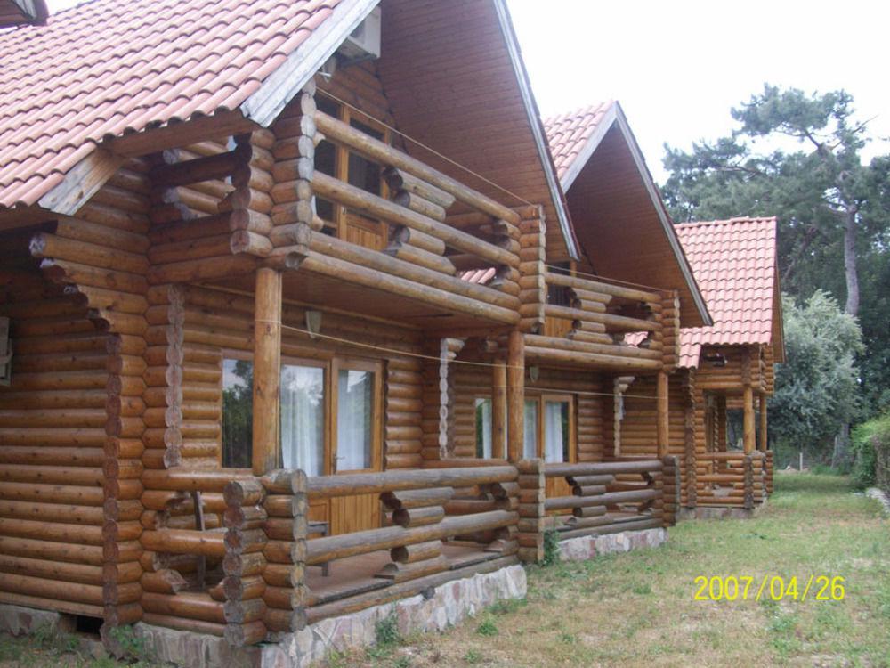 Woodline Hotel Гьонюк Екстериор снимка
