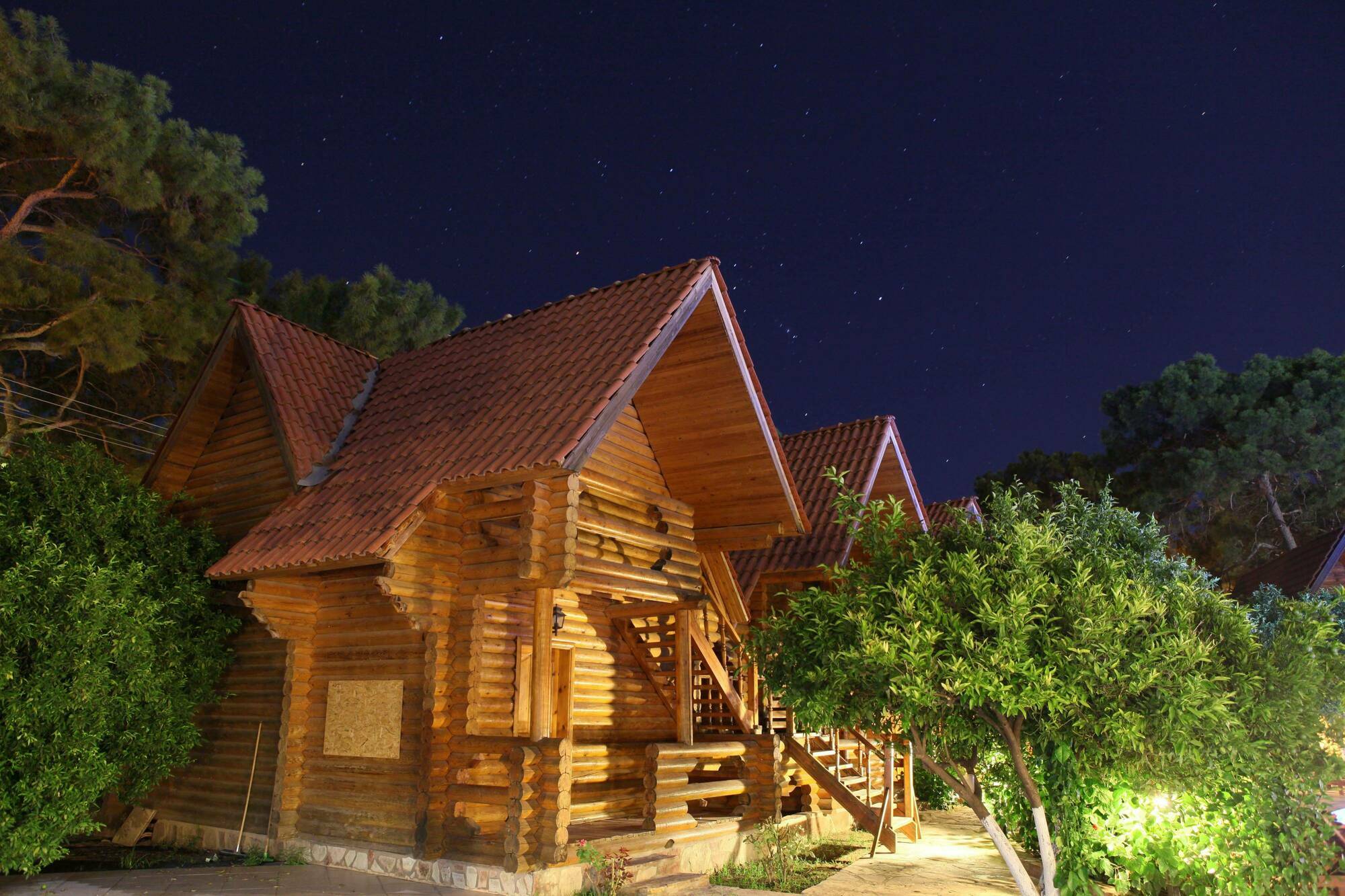 Woodline Hotel Гьонюк Екстериор снимка