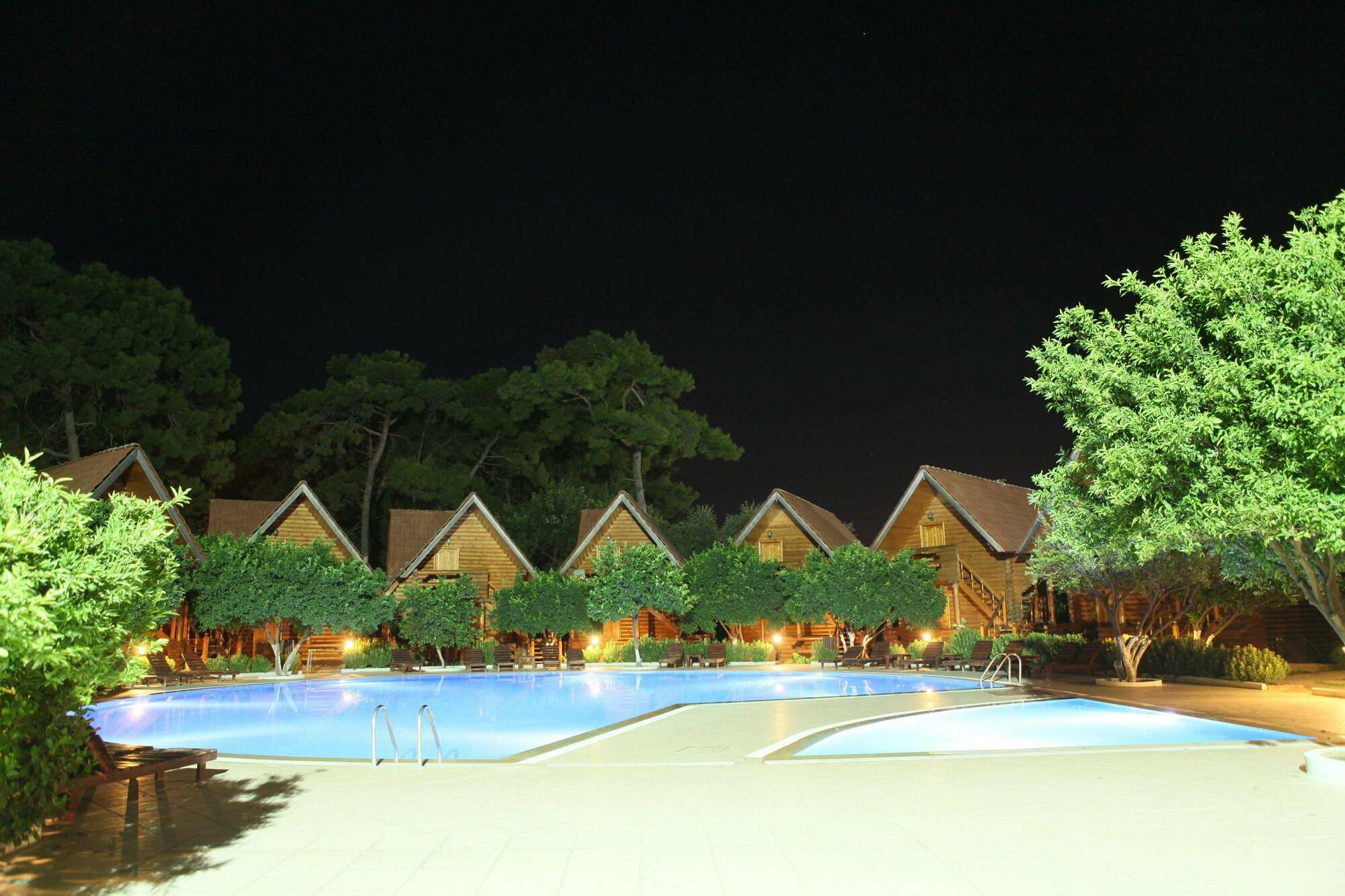 Woodline Hotel Гьонюк Екстериор снимка