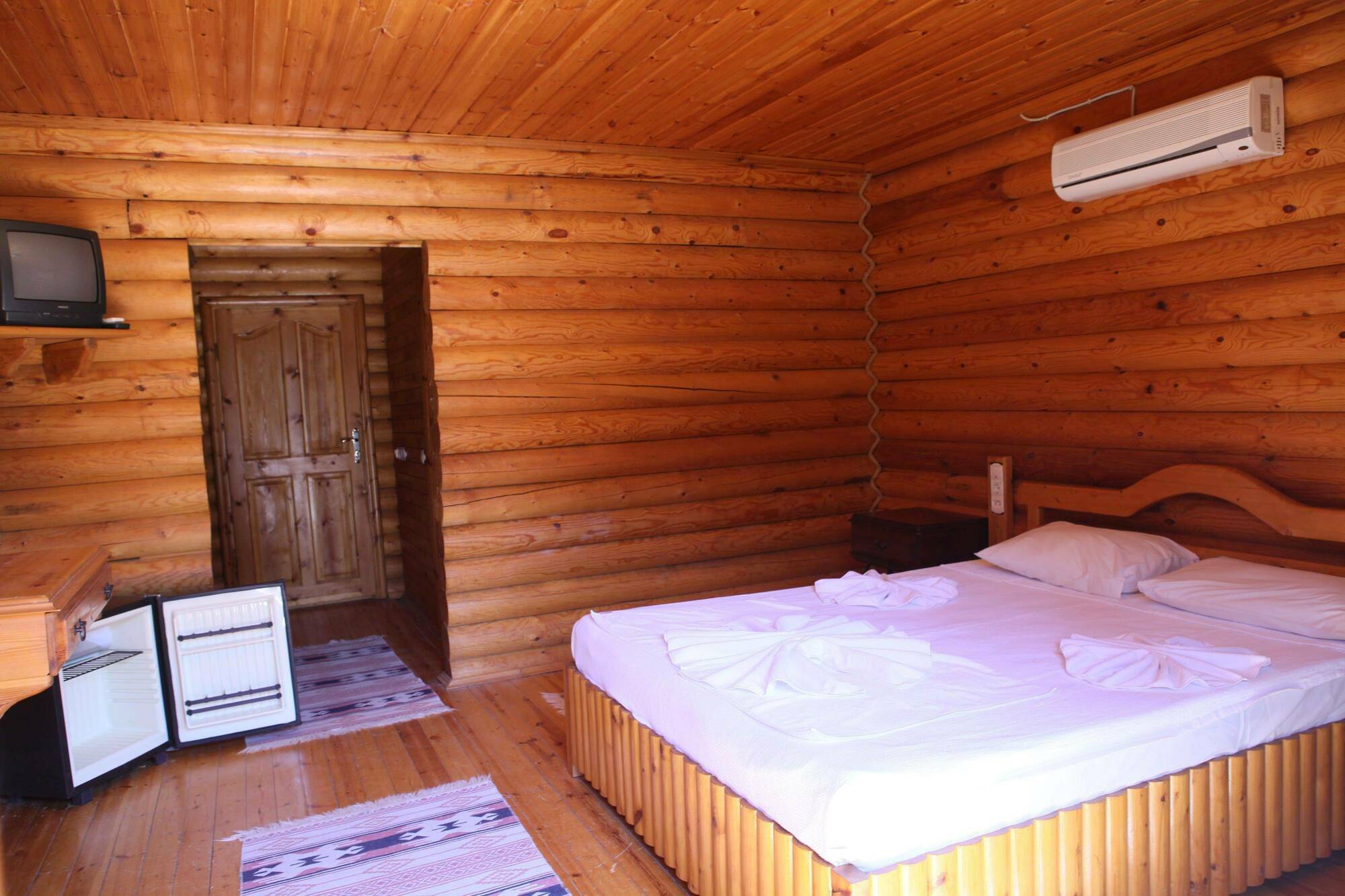 Woodline Hotel Гьонюк Екстериор снимка