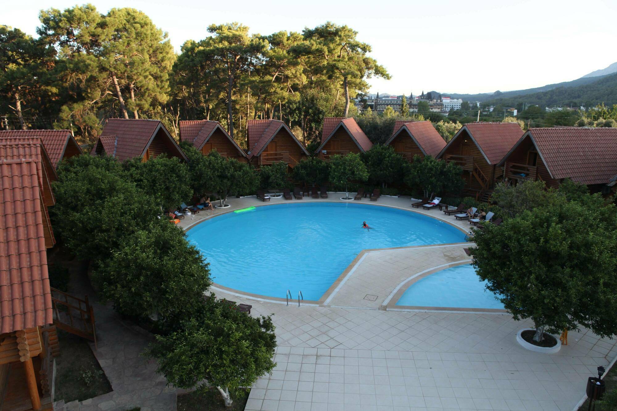 Woodline Hotel Гьонюк Екстериор снимка