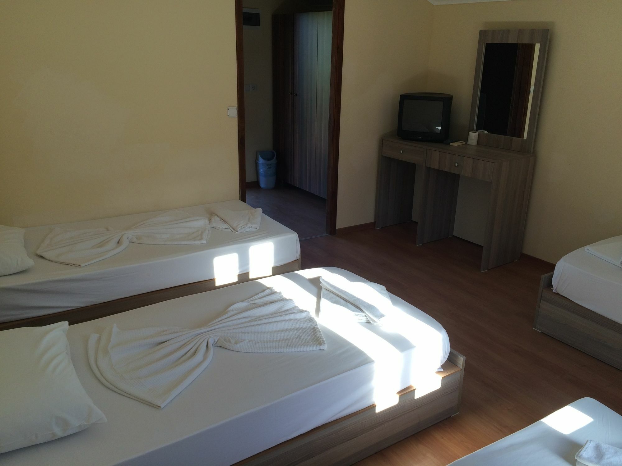 Woodline Hotel Гьонюк Екстериор снимка